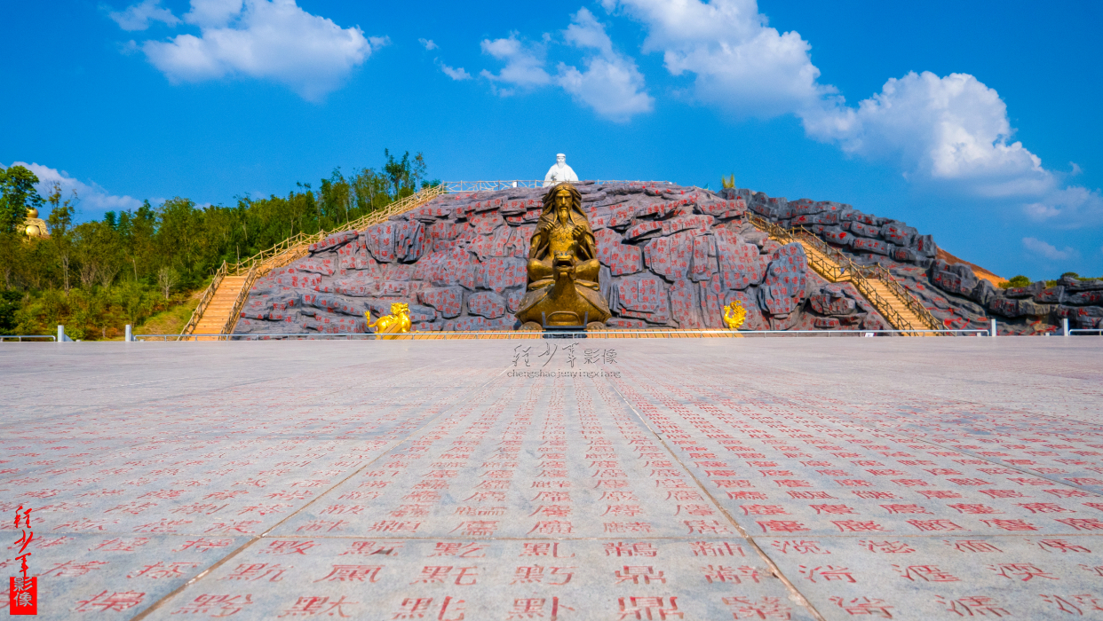 赣州汉字公园的中心广场,"仓颉造字"是主题,处处都是汉字元素