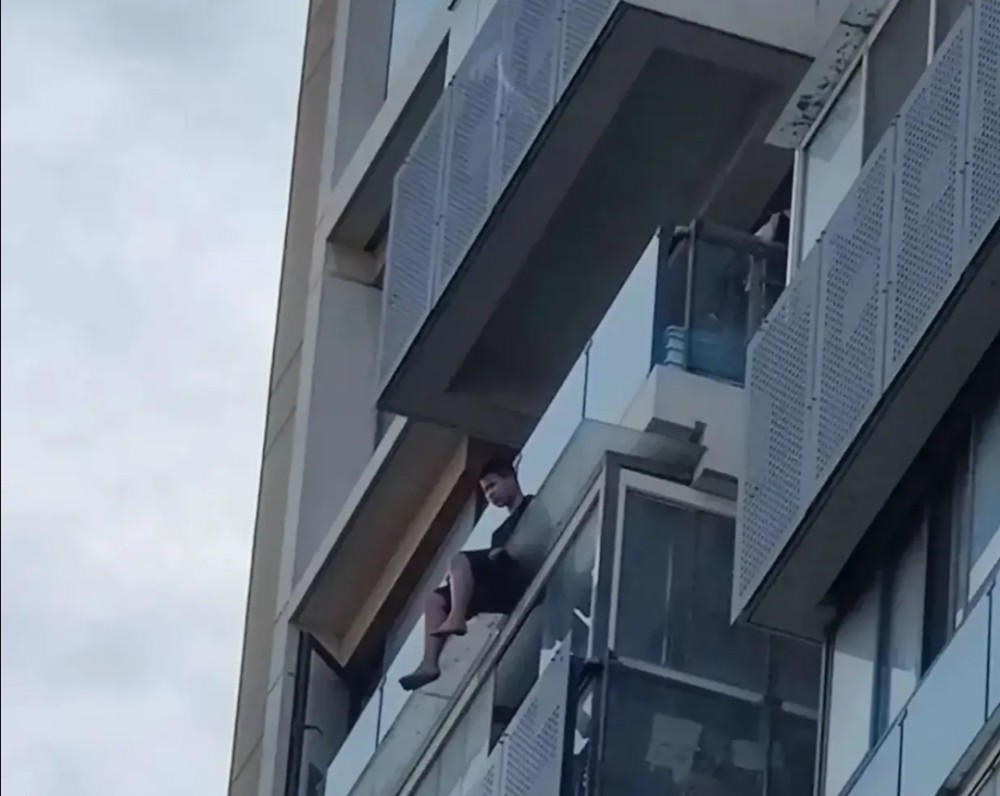 直到亲眼看到儿子跳楼,这妈妈才明白:教育孩子,啥才是最重要的