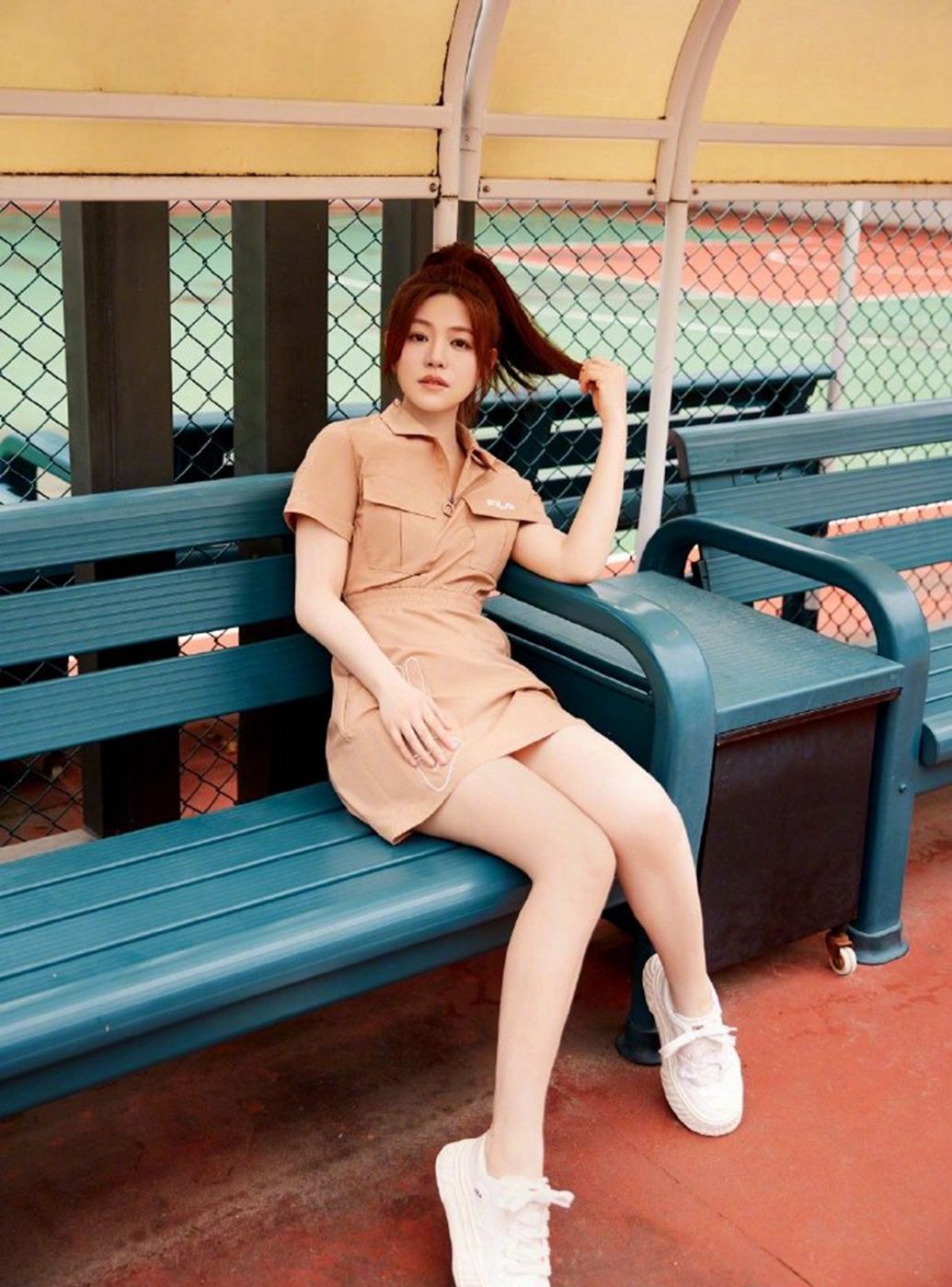 陈妍希浅黄色连衣裙美腿性感写真