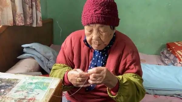 101歲老媽幫我縫紐扣!杭州61歲兒子的朋友圈火了:年輕人都沒她精神