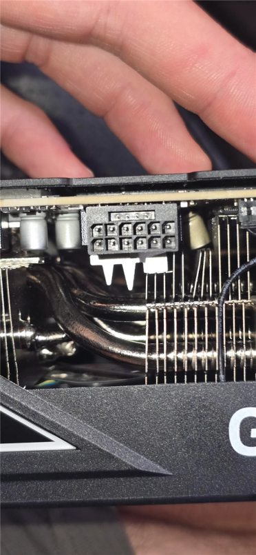 罕见！RTX 5090发生电容爆炸：散热片都被炸弯