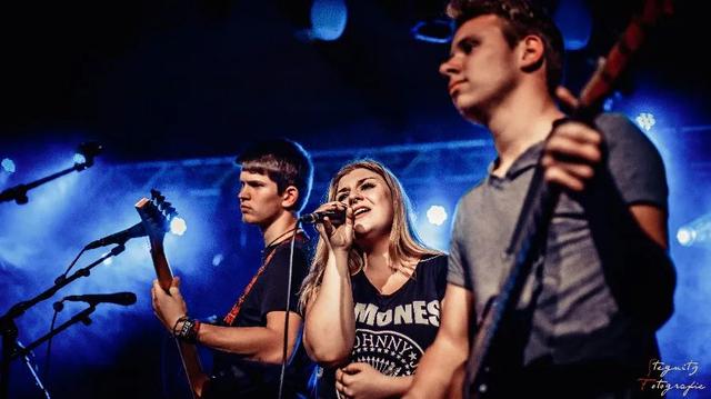 英汉语习语互译:"to beat the band"是什么意思?