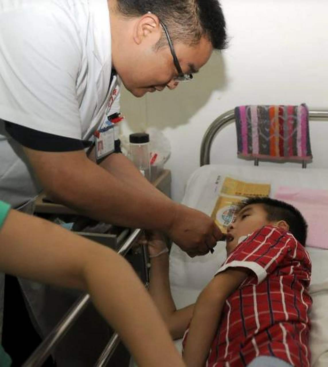 夜幕降临,重庆殡仪馆送来一个年仅九岁的男孩遗体,值班的李师傅正准备