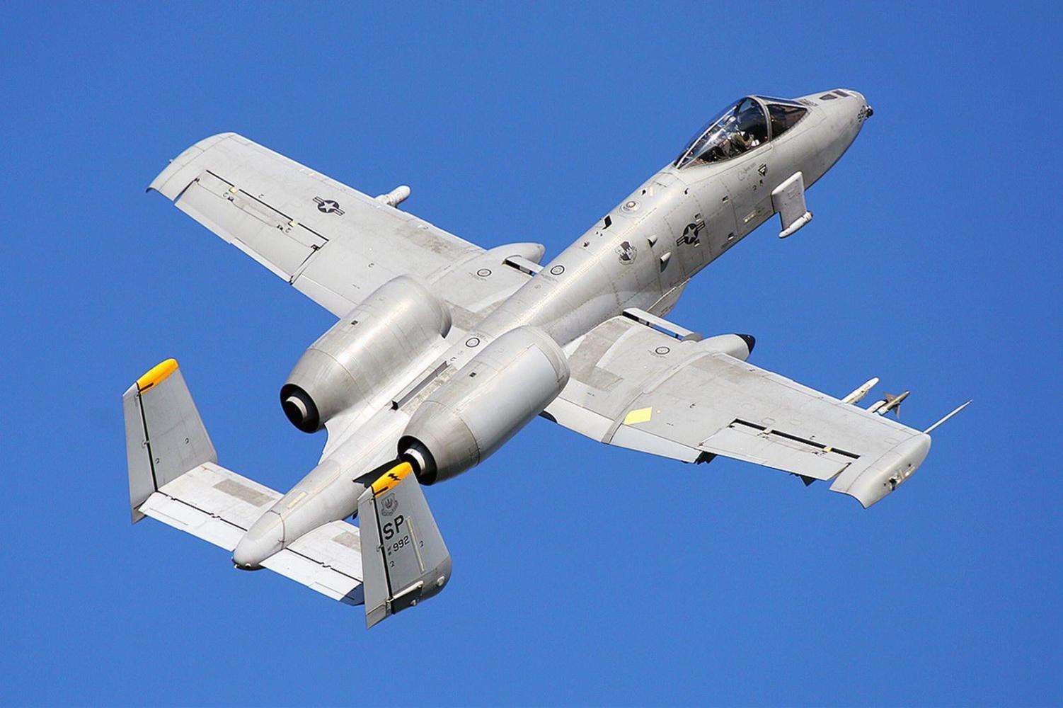 打不垮摔不烂的a10攻击机,f-35都赶不走,唯一能媲美的就是苏25