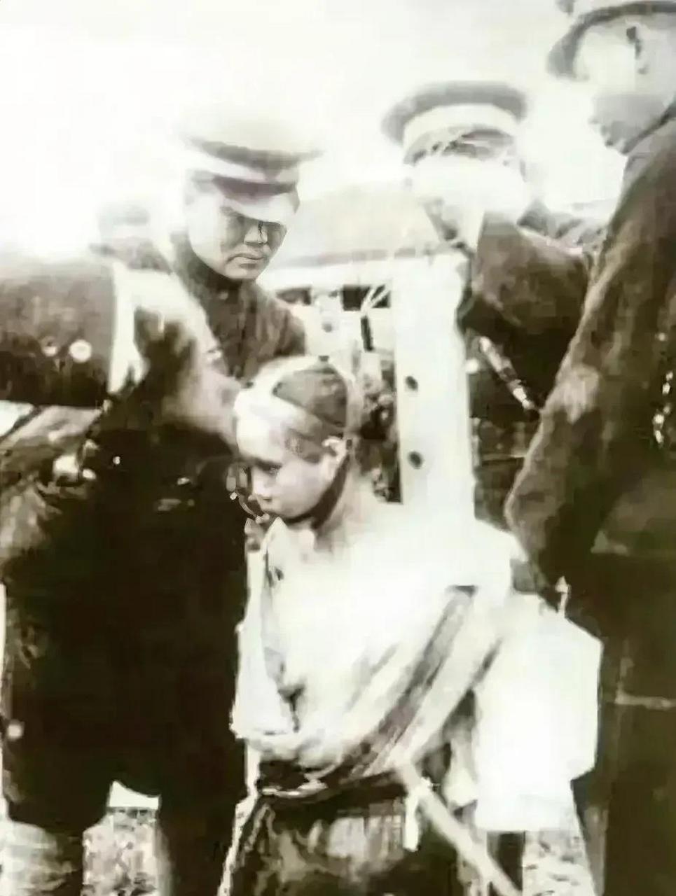 民国初年,某地郊外刑场,一名女囚犯被脱下了上衣,坦露着身子,即将被