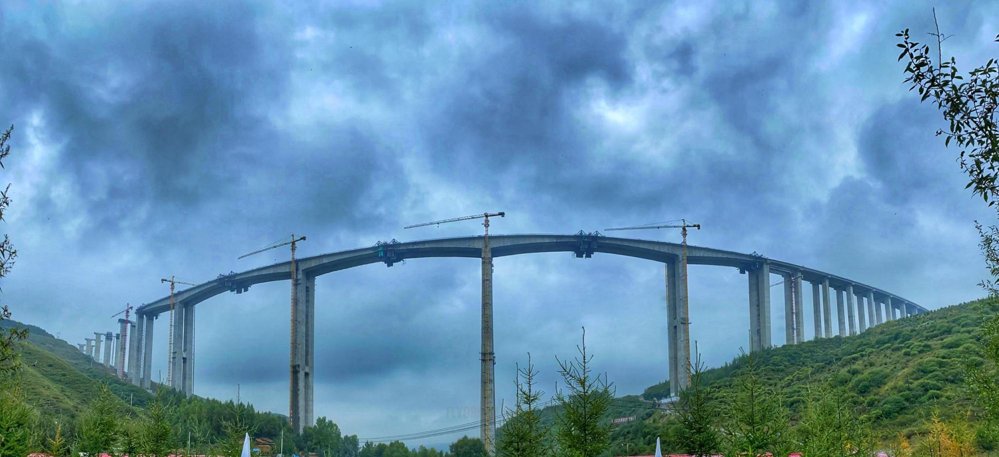 双达公路卧龙沟2号特大桥主桥顺利合龙