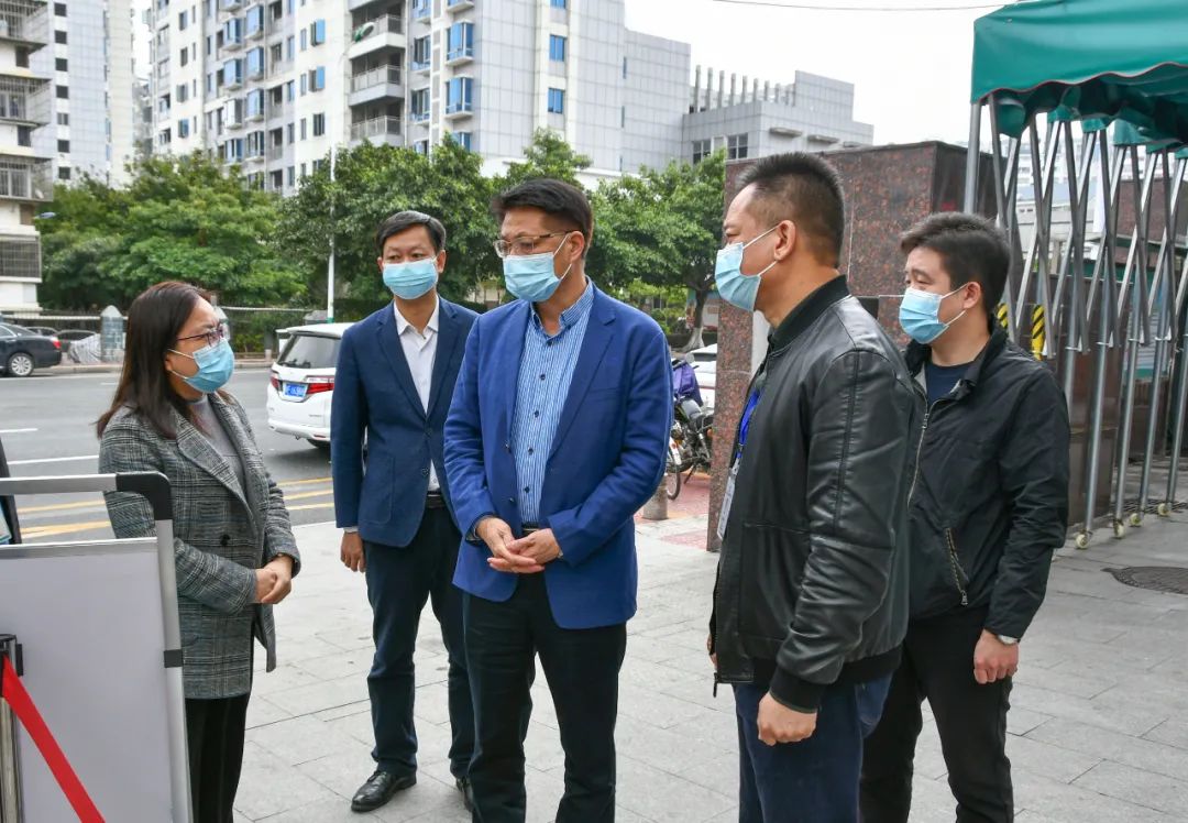 1月25日,区长邱伟勤带队督导节前疫情防控工作,并看望慰问奋战在防疫