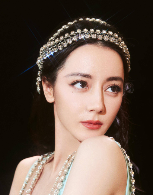 迪丽热巴上身穿鱼尾裙展示自己的时尚态度