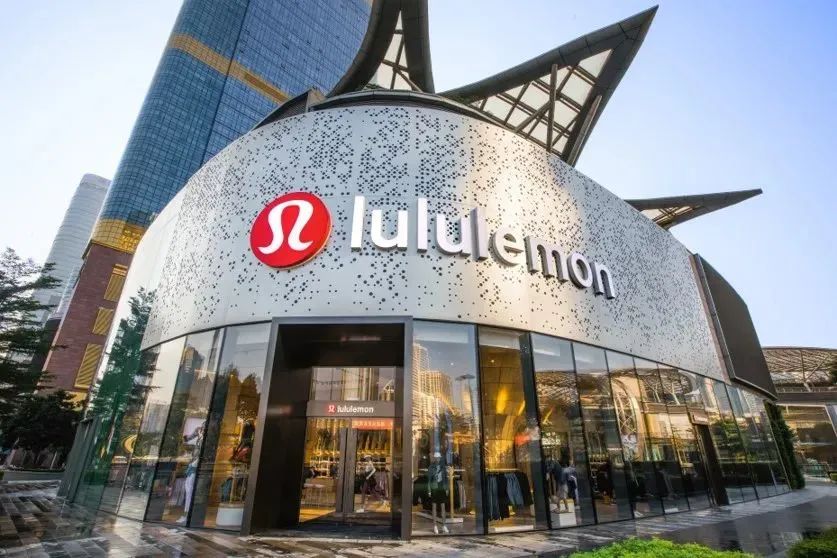 lululemon广州天环店临街超大展示面  图片来源:lululemon官方平台