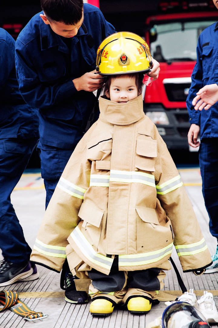 穿上宽大的消防服,这群孩子太萌了,这样的儿童节超有意义
