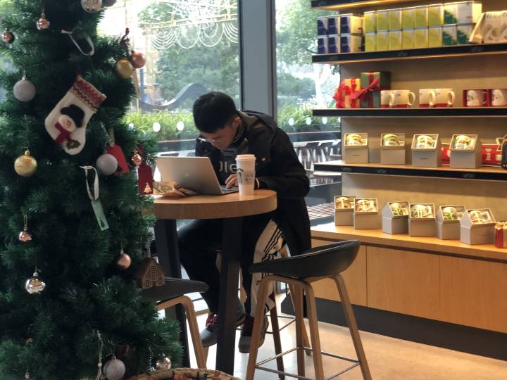 我们和杭州"星巴克气氛组"成员聊了聊:有人赶稿有人炒股,还有人觉得待