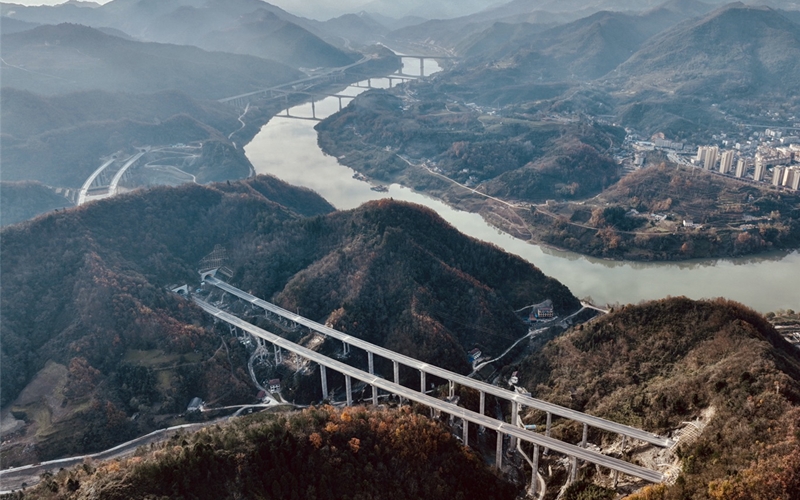 打造秦岭"绿色之路" 宁石高速建成通车