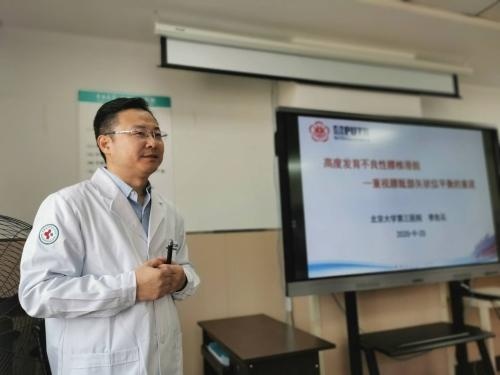 北医三院骨科主任李危石教授来我院进行学术交流和手术演示