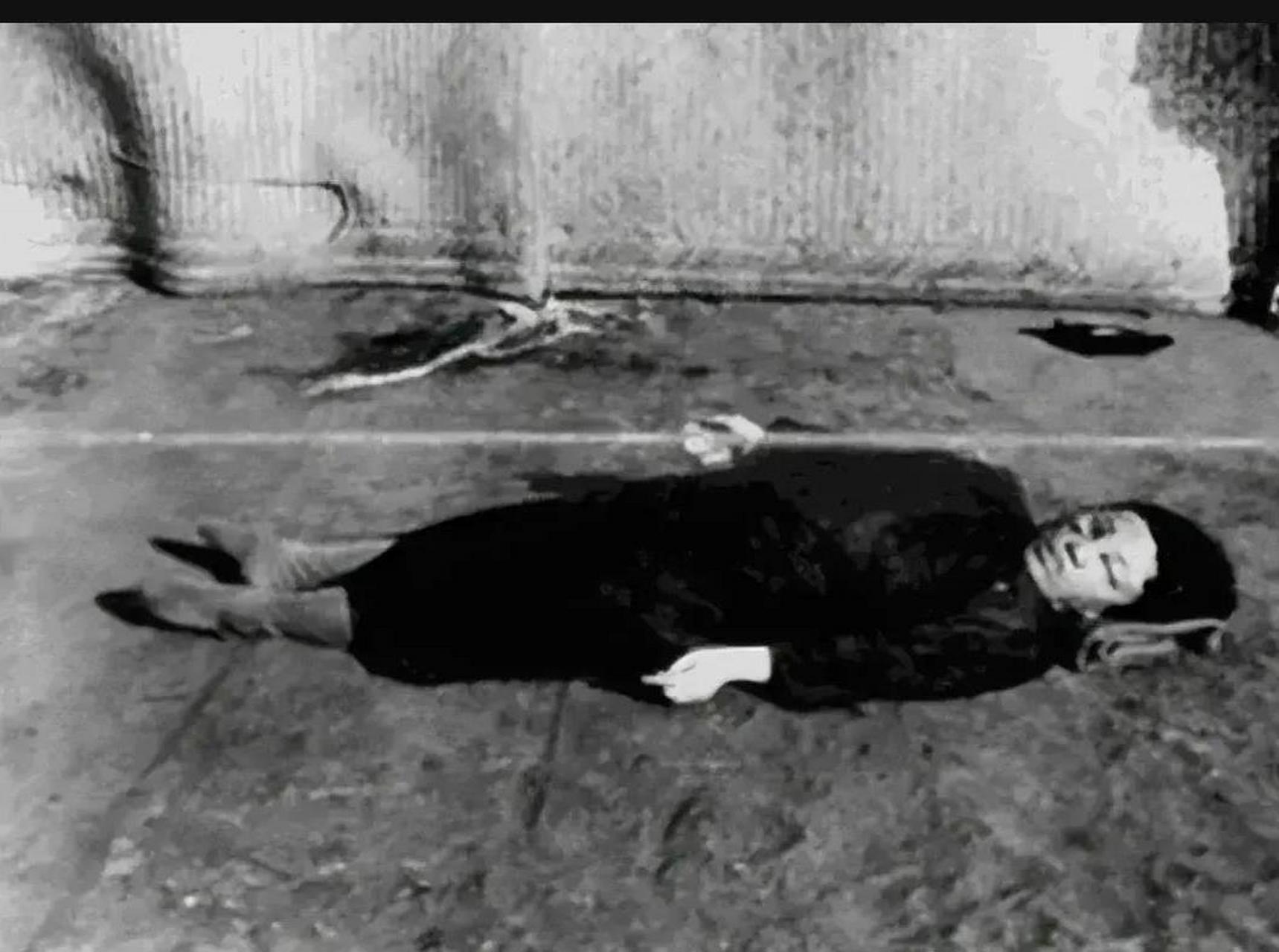 1925年,韩淑秀被处决后,留下的一张老照片,镜头中的她仰面朝天,躺在地