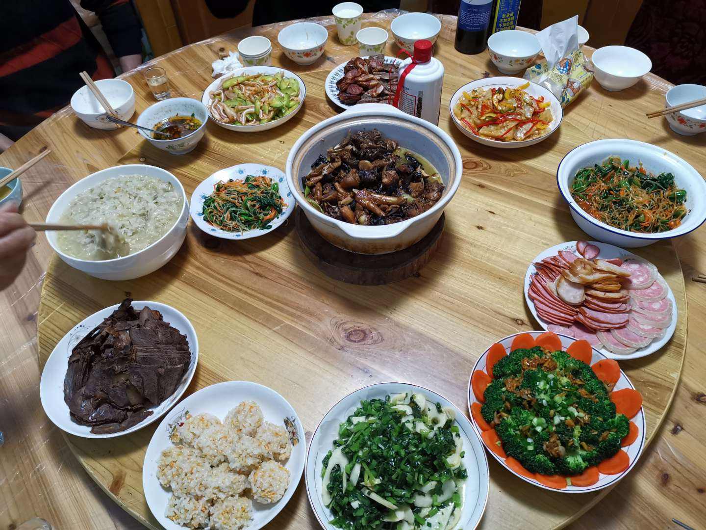 河南商丘:新年里做一桌子菜招待亲戚,自己却不能上桌,有点感慨