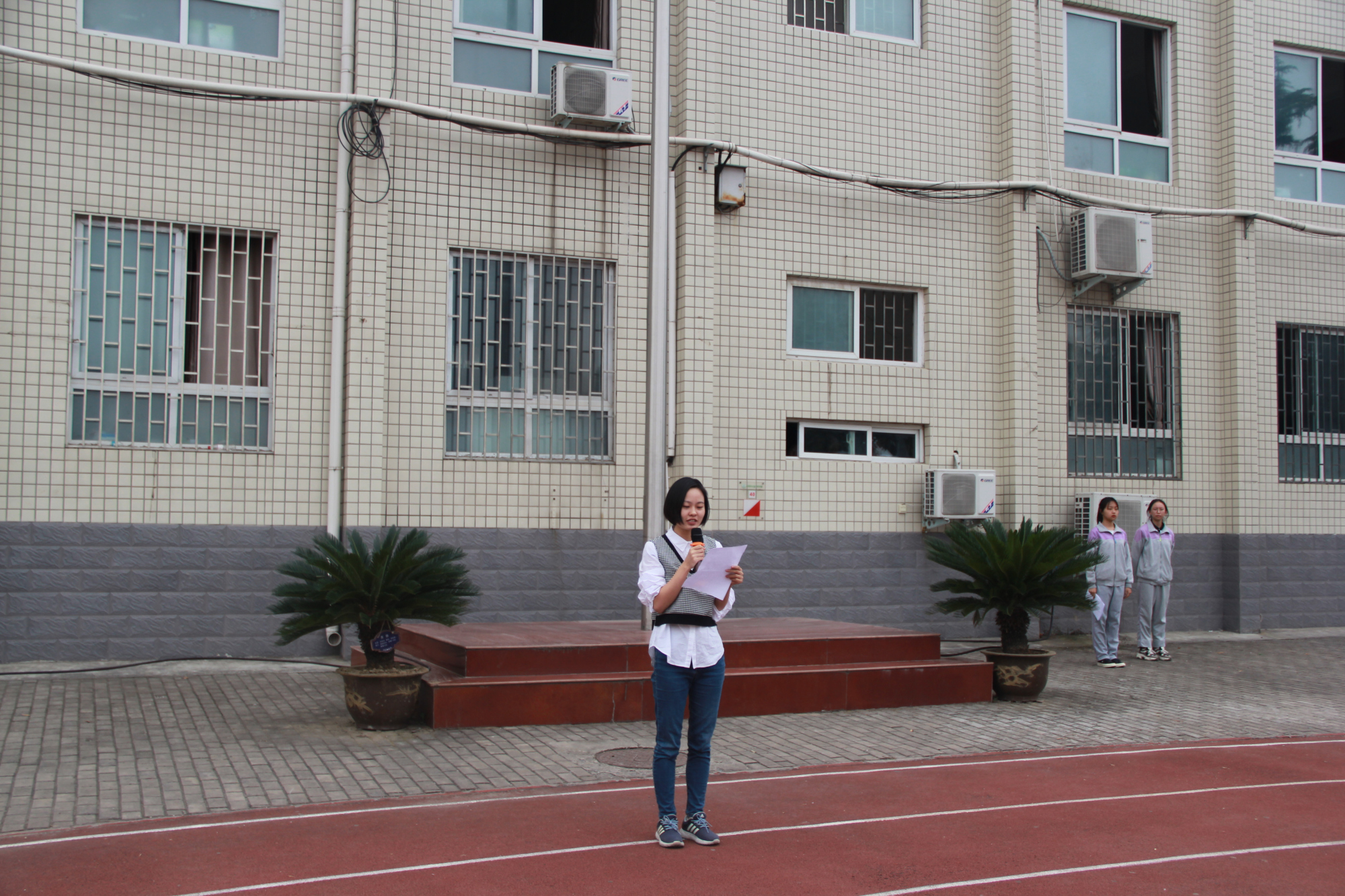 爱国,我们可以做什么?郑州53中举行爱国主义教育升旗仪式