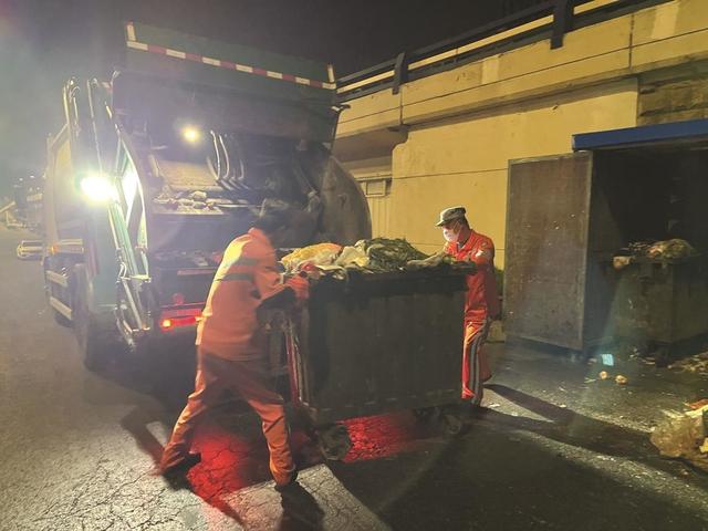 凌晨4点,忙碌的城市街头 环卫工人节,他们用万千脚步唤醒沉睡城市