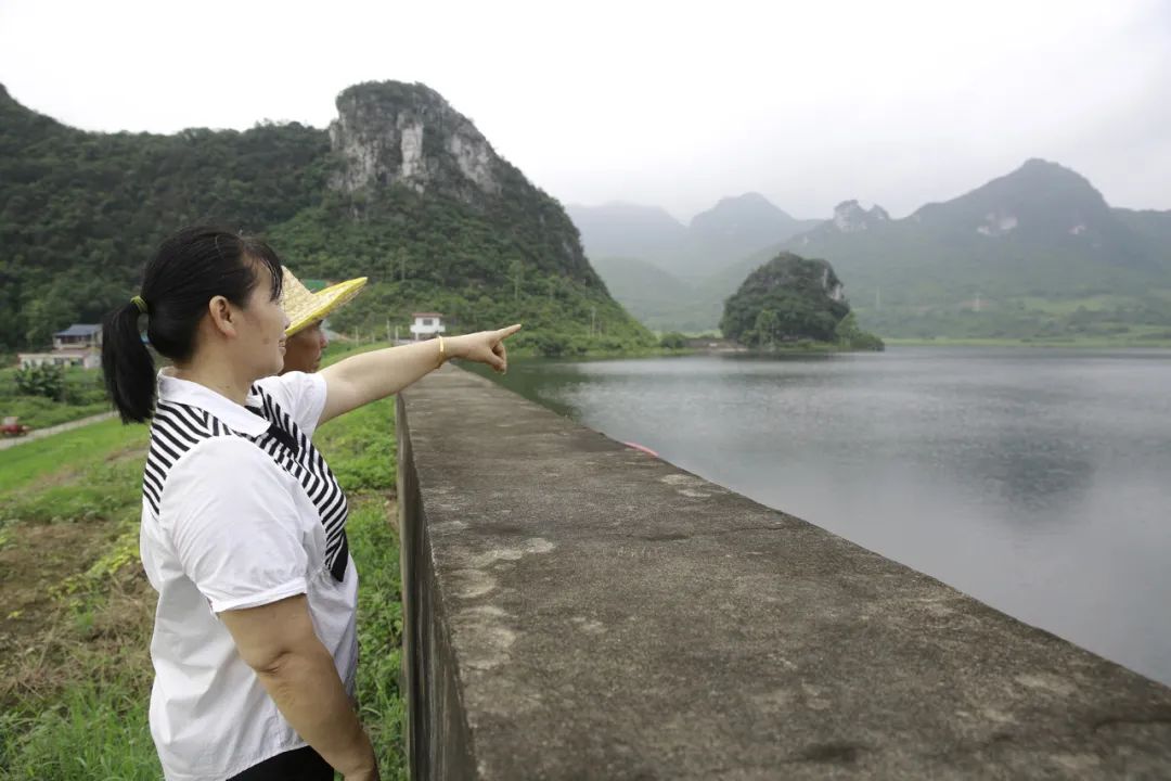 【跟着广播看乡村】柳城:凤山镇二塘村民演绎新时代"爱莲说"