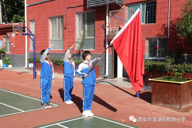 西安市莲湖区机场小学举办2022年二年级入队仪式