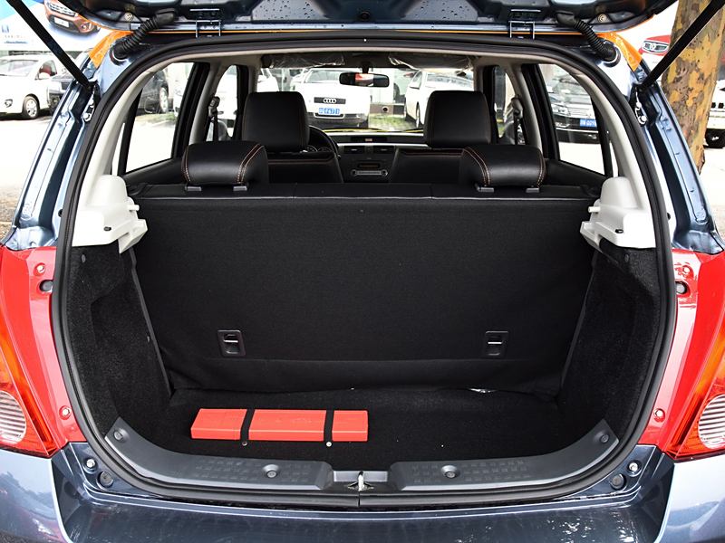 雨燕车型的后备箱储物空间具有出色的可扩展性,这得益于其后排座椅