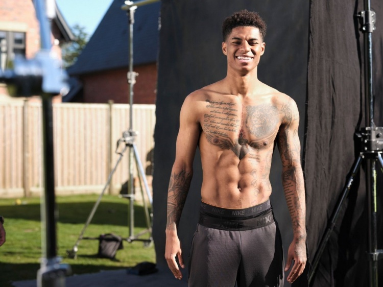 从"青涩男孩"到"肌肉猛男",拉什福德晒照庆祝24岁生日