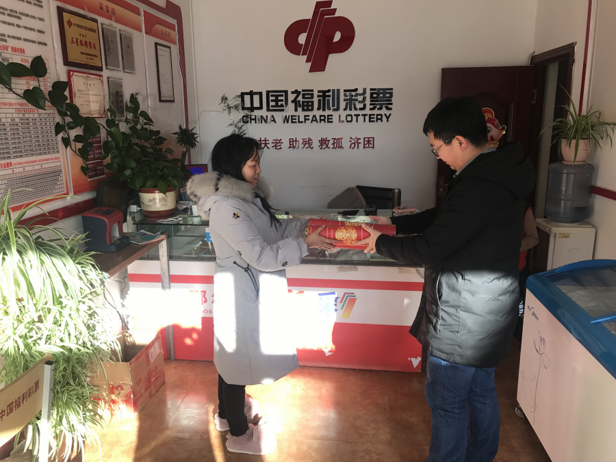 鄂尔多斯市福彩中心为全市销售站发放新春对联