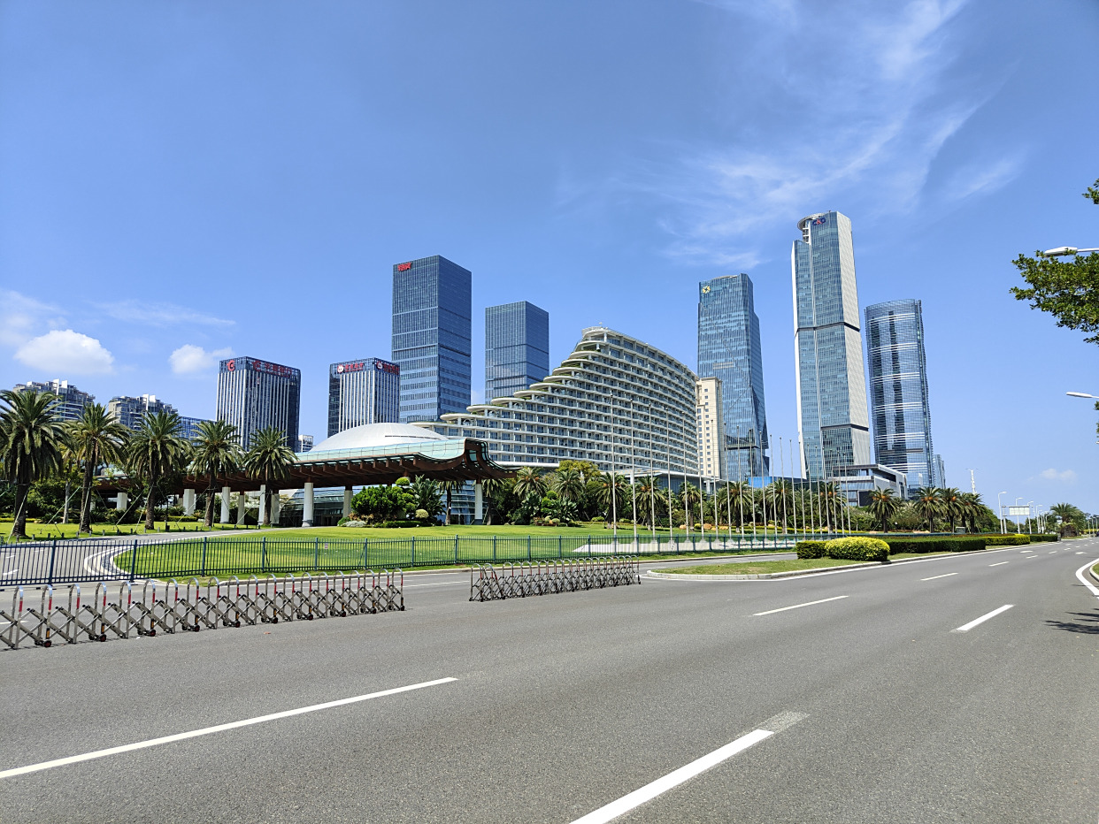 厦门会展中心高楼林立,海景绝佳