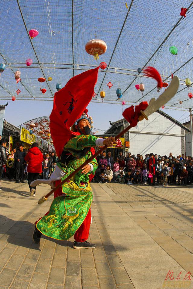甘肃庆阳西峰区:乡村社火进城区,红火热闹乐融融