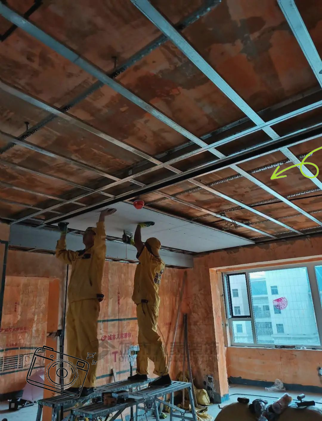 6,石膏板安装步骤:首先,在石膏板面上依据龙骨间距弹出龙骨中心线,为