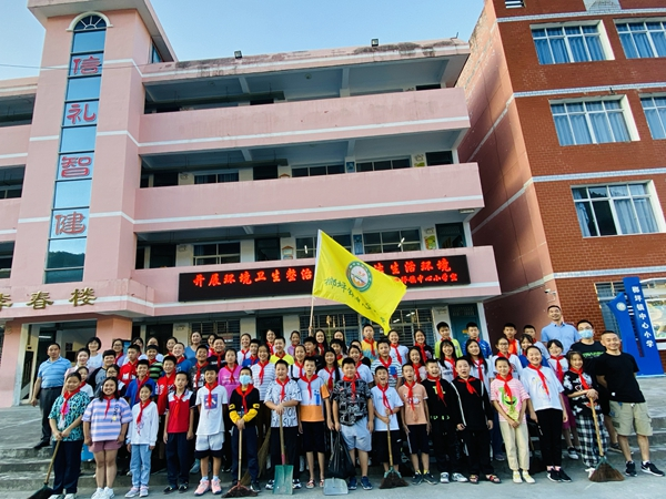 长阳榔坪镇中心小学:文明环保迎国庆 劳动实践促成长