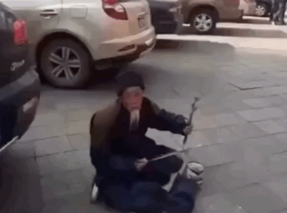一女子与店员起争执,一言不合现场拉了一坨屎,直接扔了过去