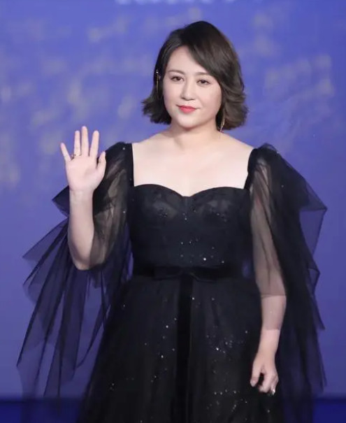 马丽疑似怀二胎,身材发福用手遮肚子,举手投足之间孕味十足