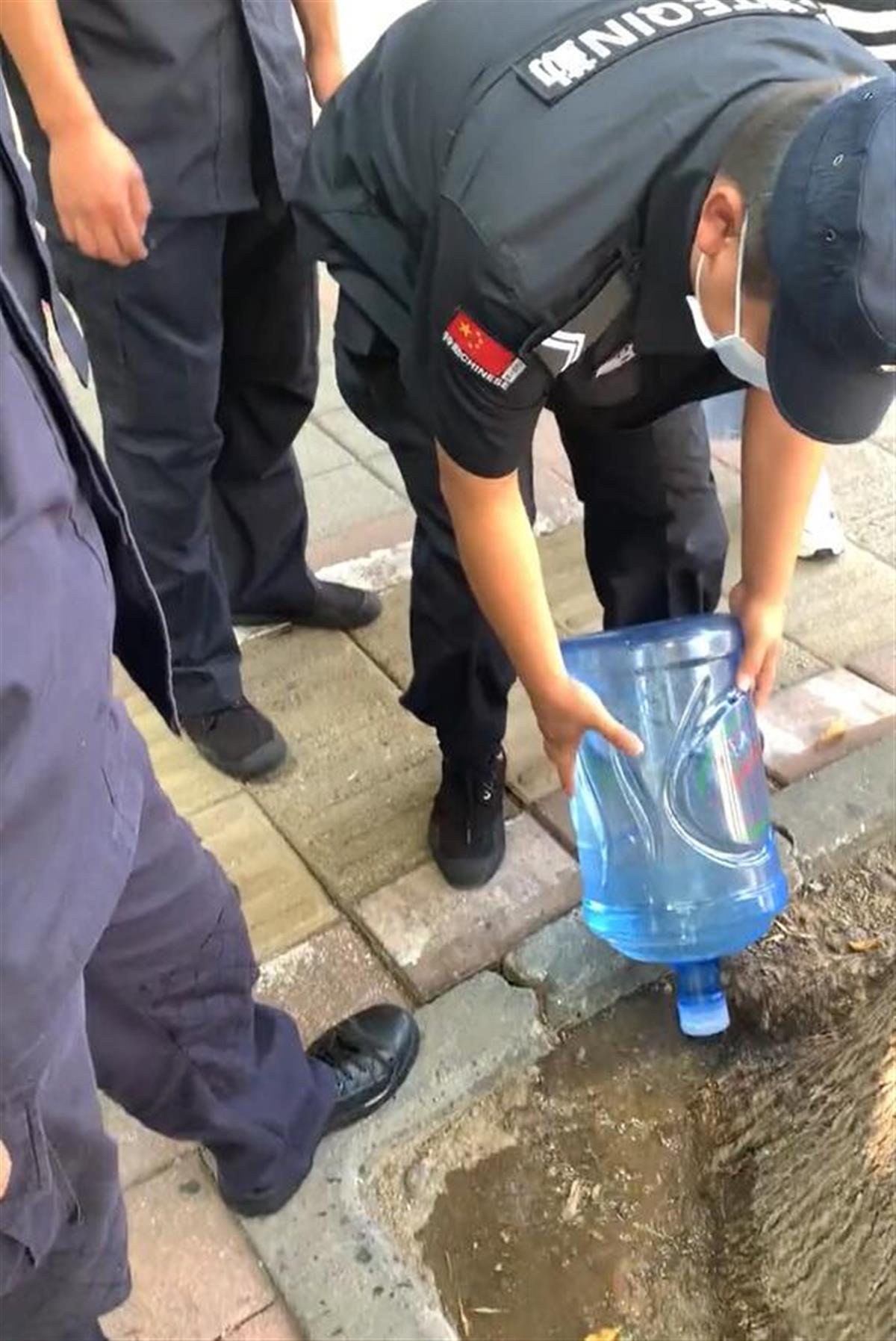 罕见病患者称在一单位喝水受歧视，保安将其喝过的桶装水倒掉浇树，官方介入调查