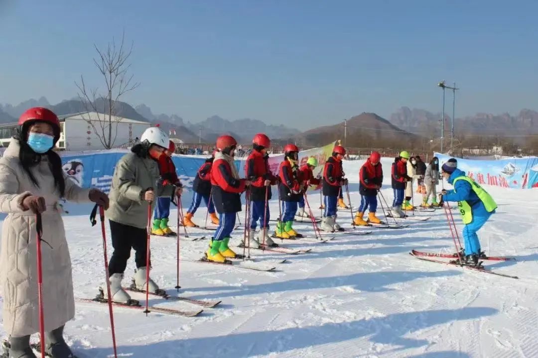 第三届冰雪运动会真冰实雪项目暨滑雪冬令营活动在狼牙山滑雪场举行