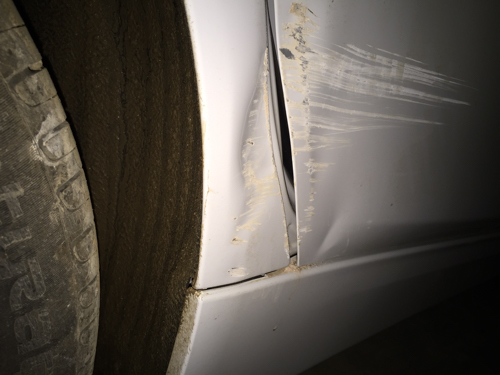 新车,后车门刮到消防栓导致凹陷两条划痕大概有50厘米