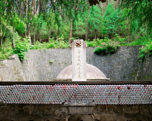 中国将军墓,墓前茅台酒瓶堆成墙,游客纷纷致敬