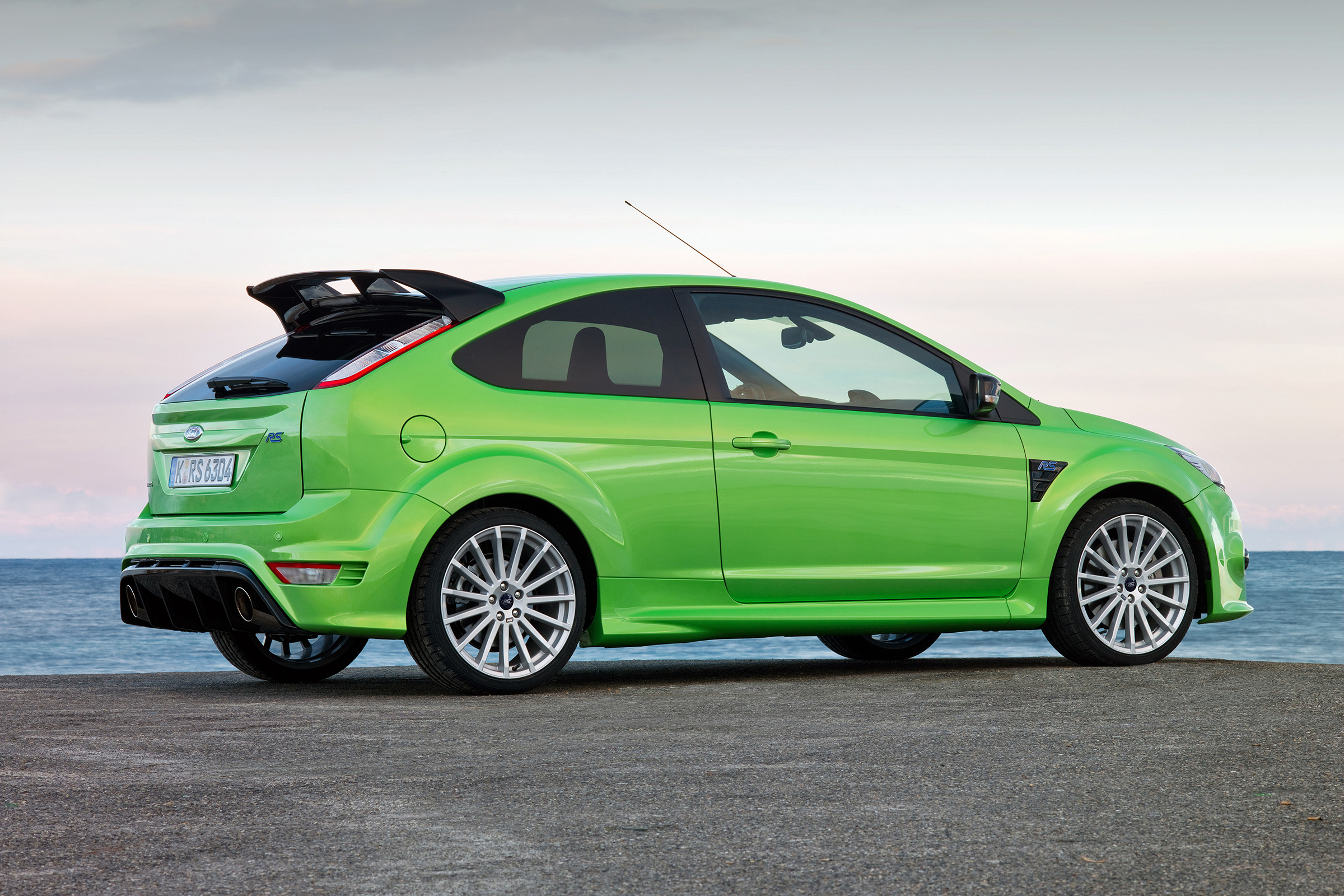福克斯,作为福特旗下的一款小型车,根据配置不同,有二驱和三驱两种