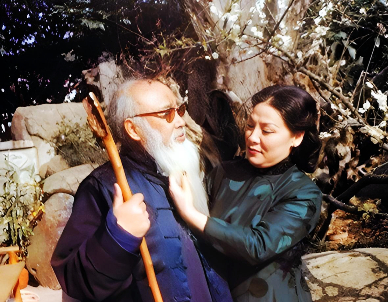 新婚之夜,徐雯波轻唤他:"叔叔",张大千却立即捂住她的嘴说:"从今以后