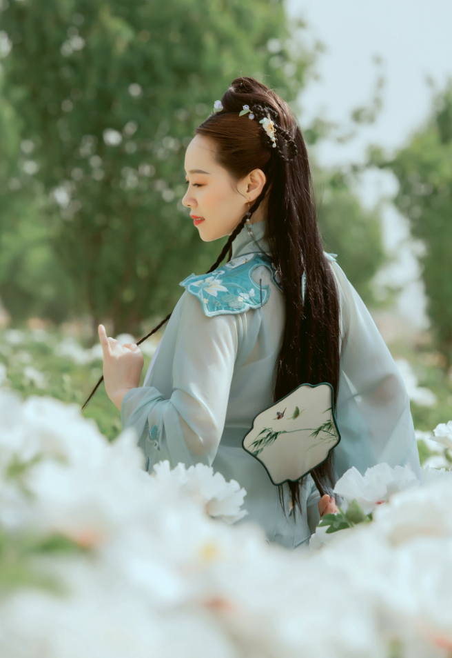 菏泽牡丹映衬古装美女"国色天香"