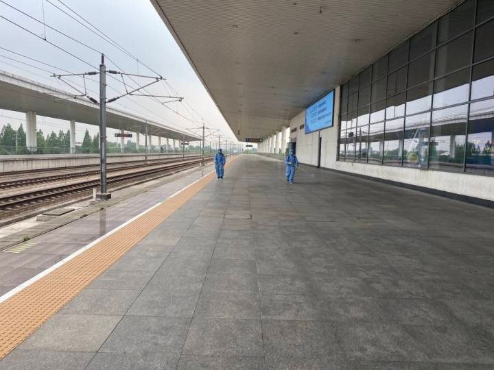 奋战在"疫"线丨消杀队伍24小时待命 守护桐乡"南大门"