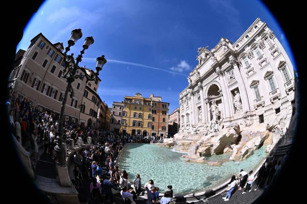 繁忙的特莱维喷泉