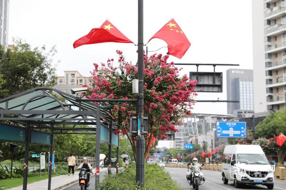 国庆临近 杭州满城"中国红"