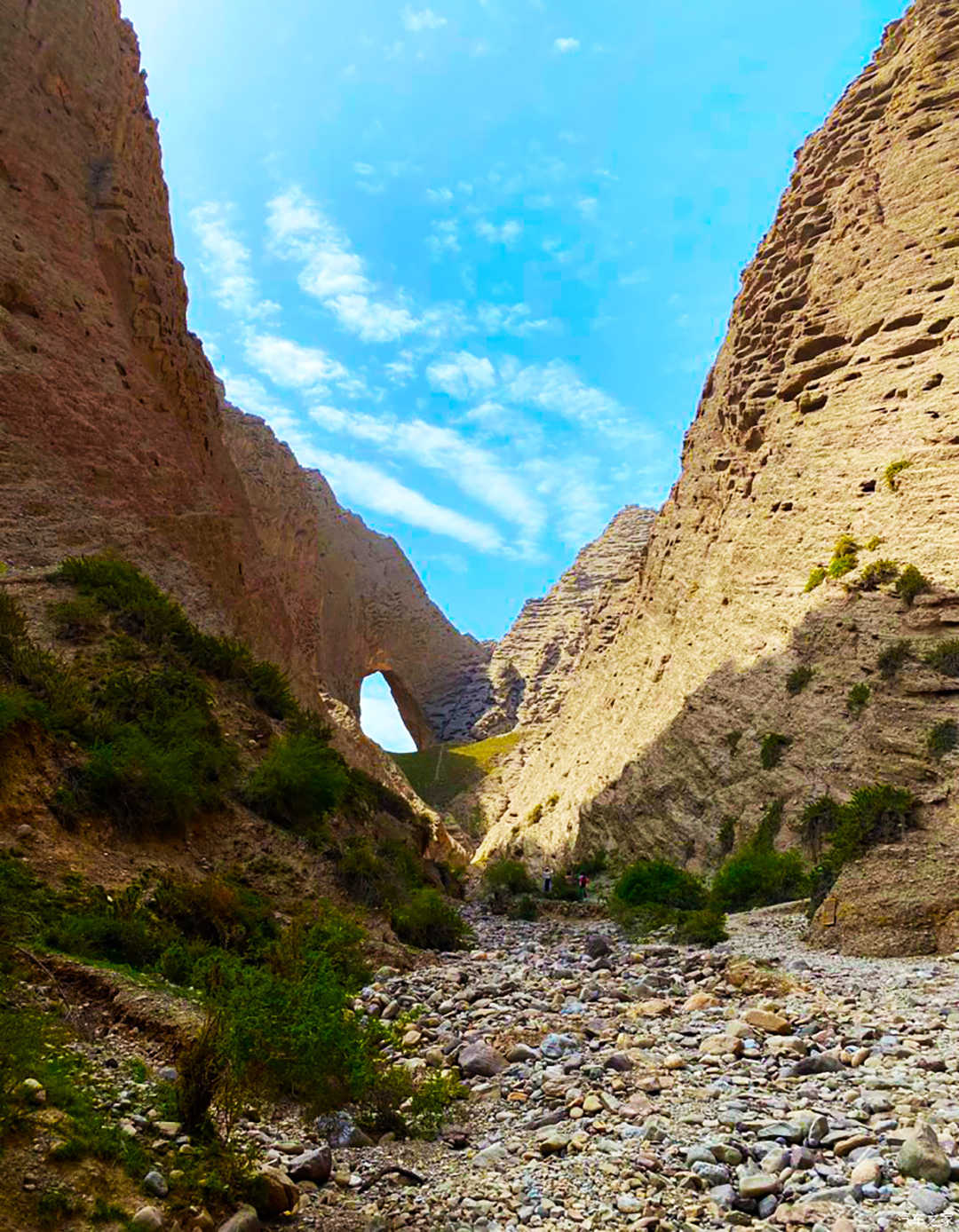 石家庄井陉皇都村,一道天门临空西屏山,它是大寨洞望向天空的眼