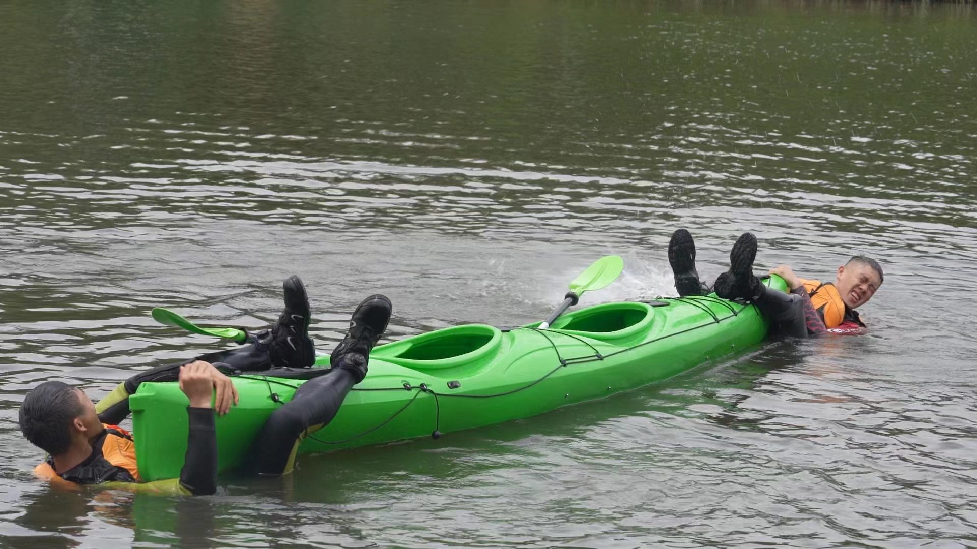 上海一男生玩皮划艇溺亡,消防发出安全警示:必须穿救生衣