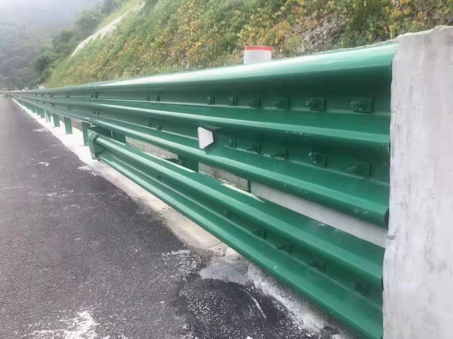波形护栏板施工现场照片
