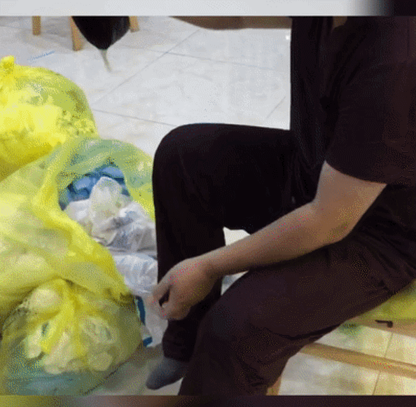 这个李荣浩,一脱鞋倒出了一滩水