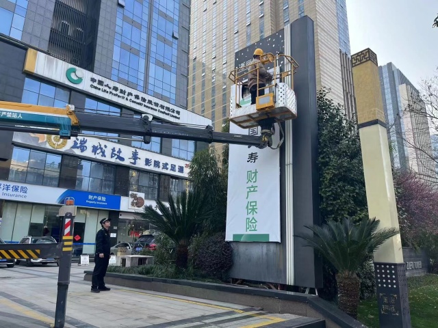 让城市靓起来 桐庐城南街道大型广告牌拆违行动收官