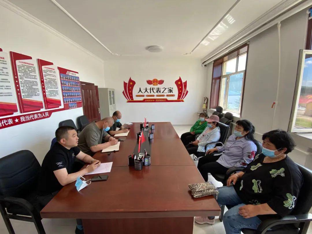 倾听群众心中事架起群众连心桥劲松镇开展人大代表接待日活动