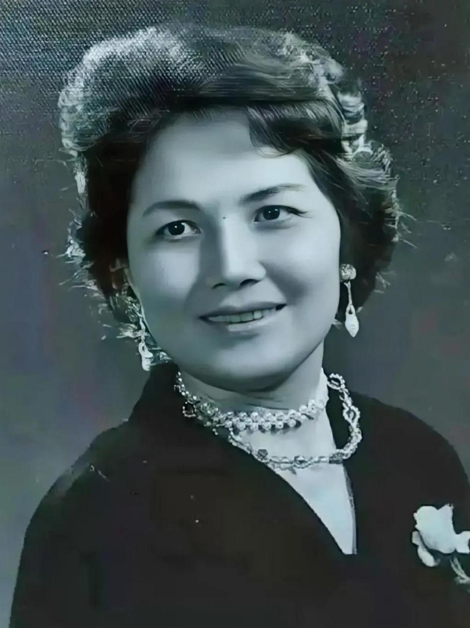 我最喜欢她演唱的《我爱你,中国》,充满激情,大气