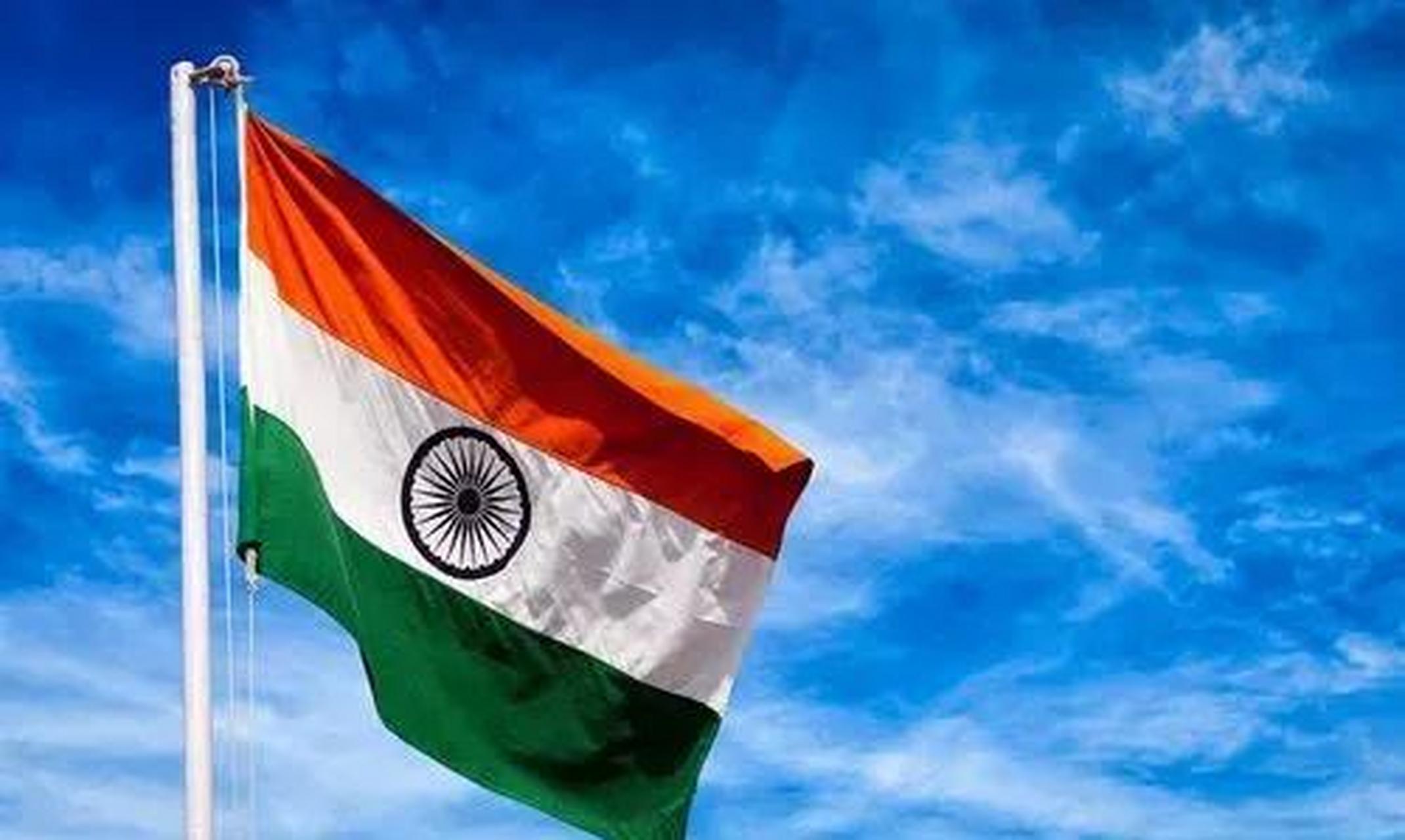 近日,由中国政府组织的首批中国公民从苏丹成功撤离.